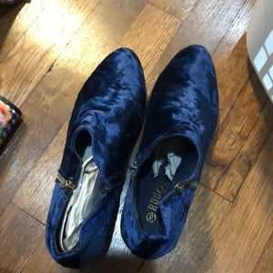 New!!! Rogue size 8 velour navy zip up boot